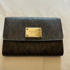 Michael Kors Crossbody Wallet
